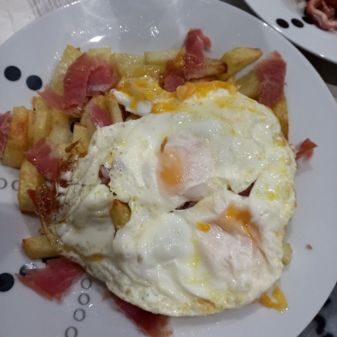 Patatas con jamón y huevos rotos en Airfryer Patatas con jamón y huevos rotos en Airfryer