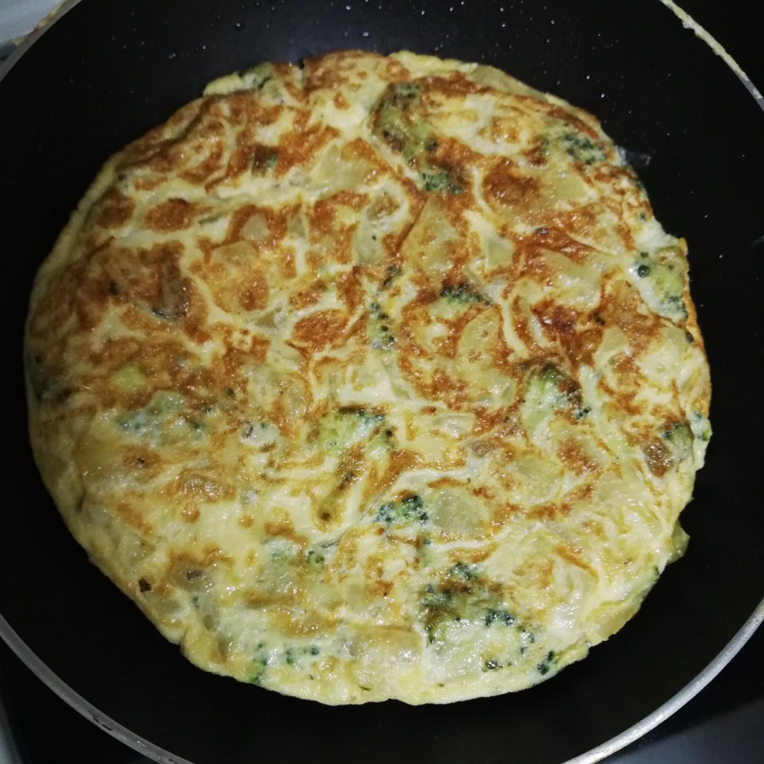 Tortilla de patata de brócoli y cebolla hecha al vapor. Tortilla de patata de brócoli y cebolla hecha al vapor.