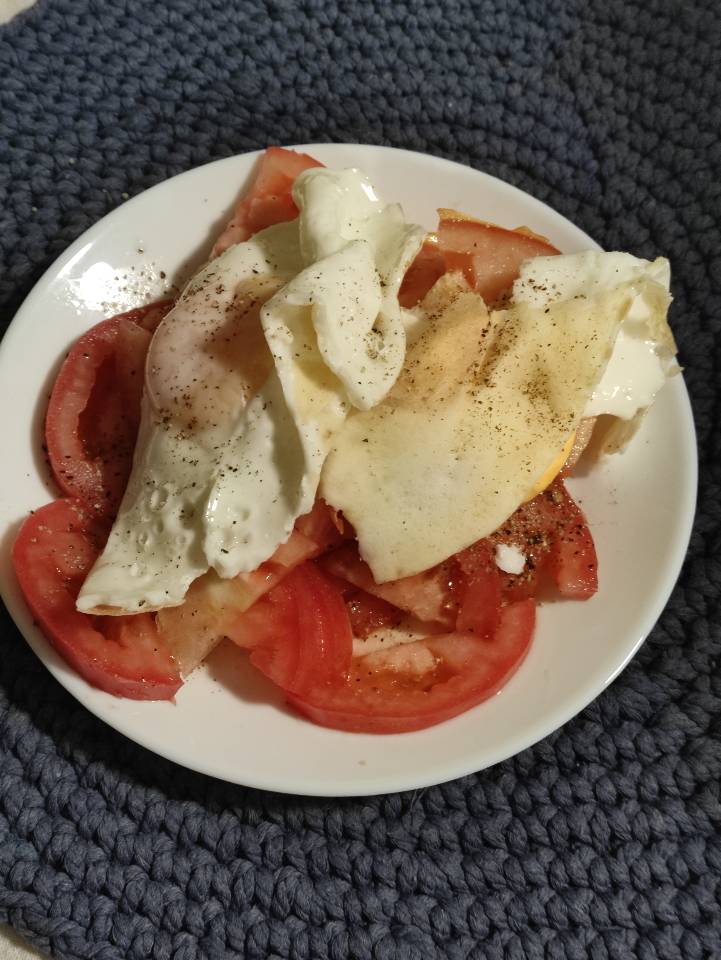 Huevos plancha con tomate crudo Huevos plancha con tomate crudo