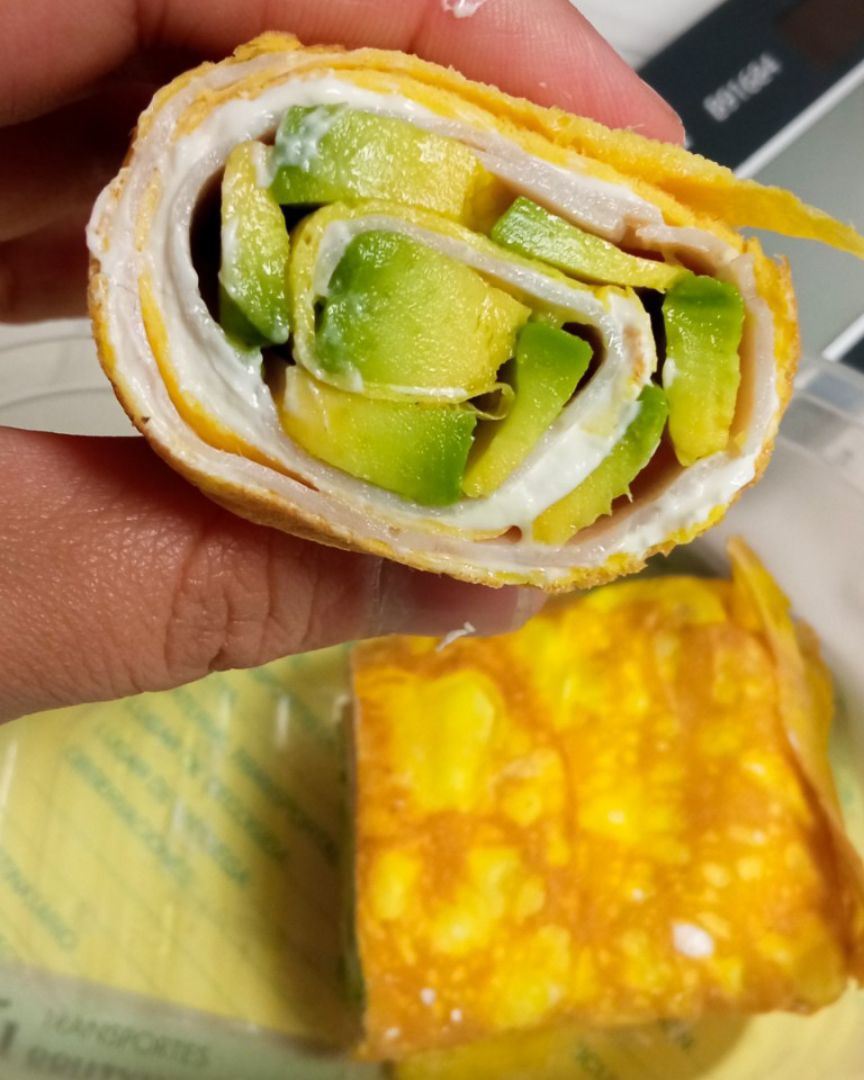 Rollito de tortilla con aguacate 🥑