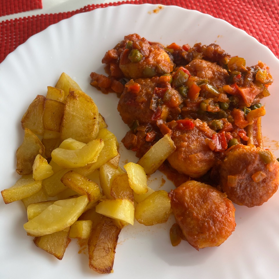 Albóndigas de pollo con verduras y patatas