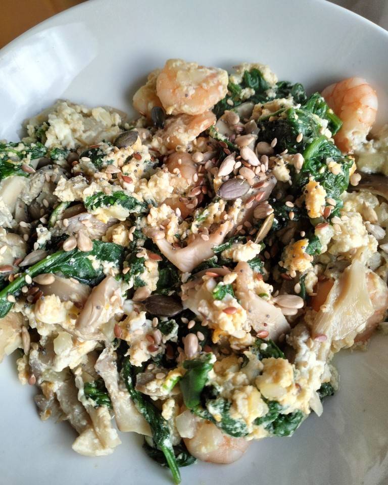 Revuelto de champiñones espinacas y gambas