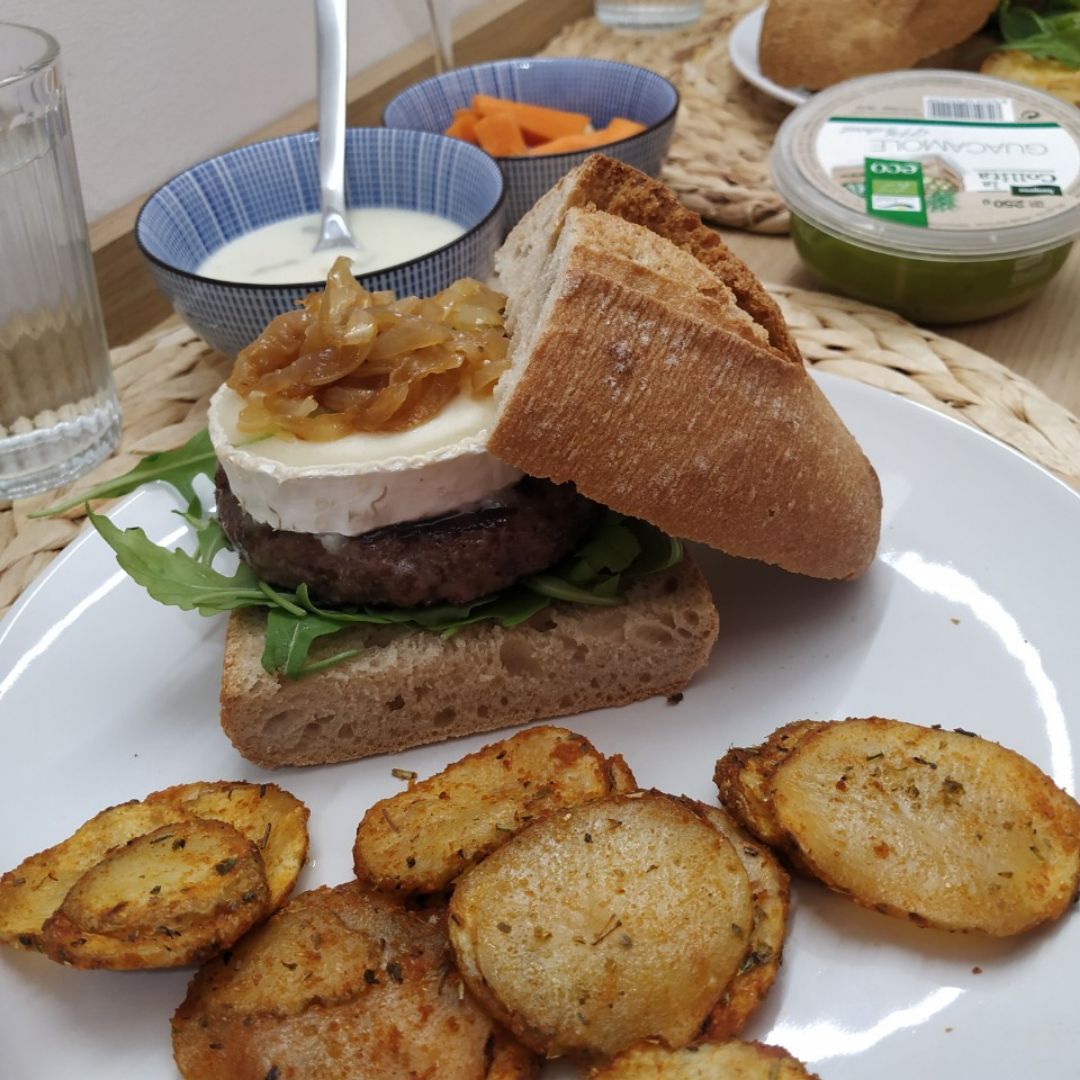 Burguer con queso de cabra y patatas Burguer con queso de cabra y patatas