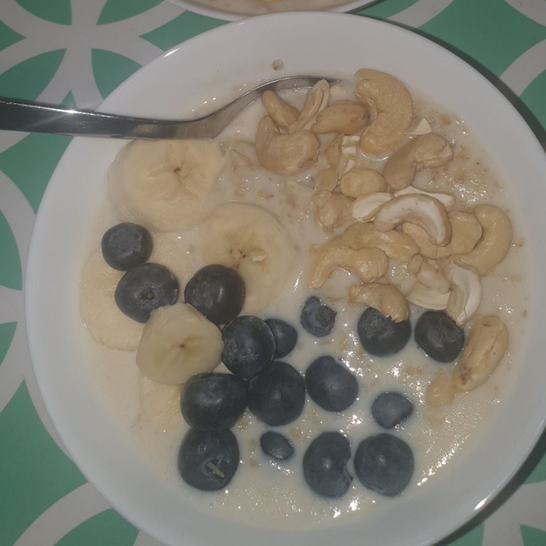 Porridge con plátano, arándanos y anacardos.