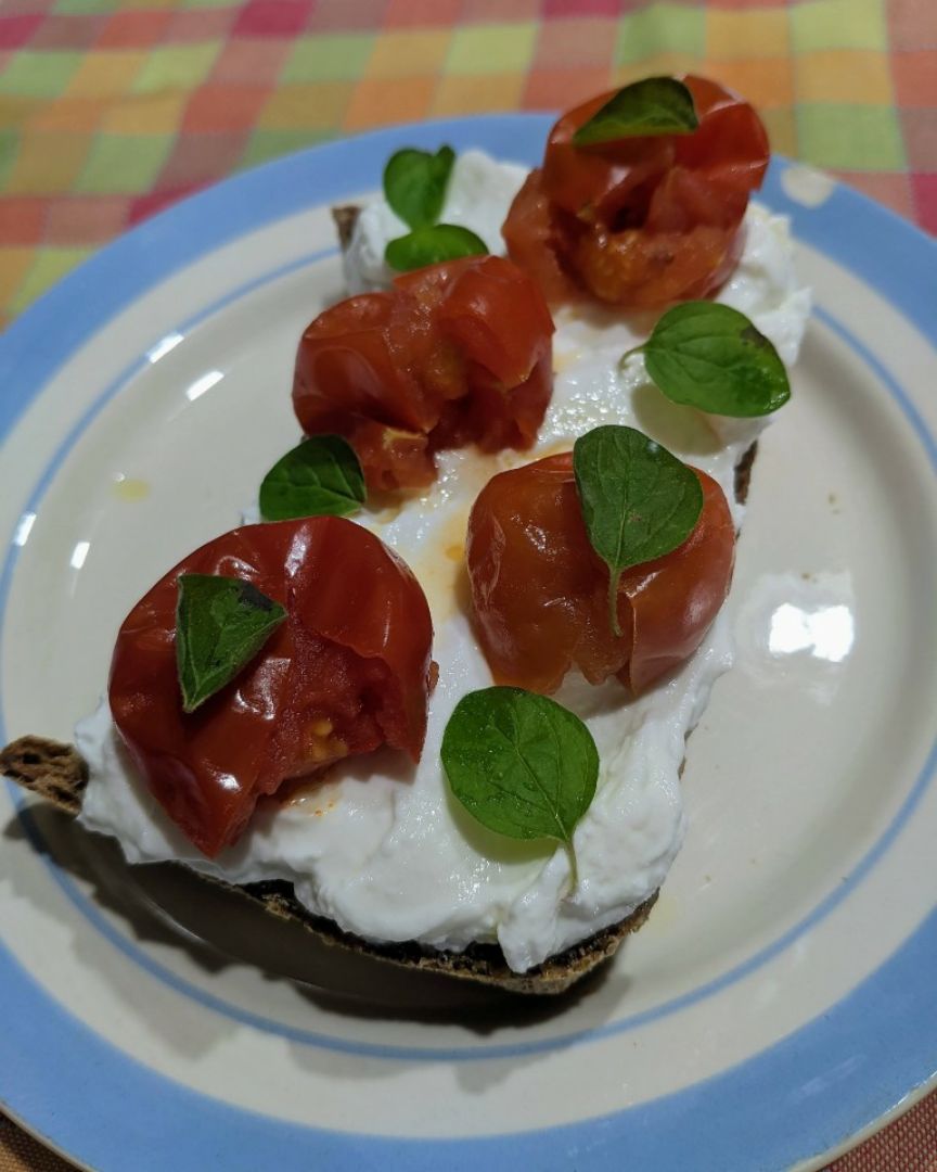 Tostada con queso fresco batido, tomate y albahaca 