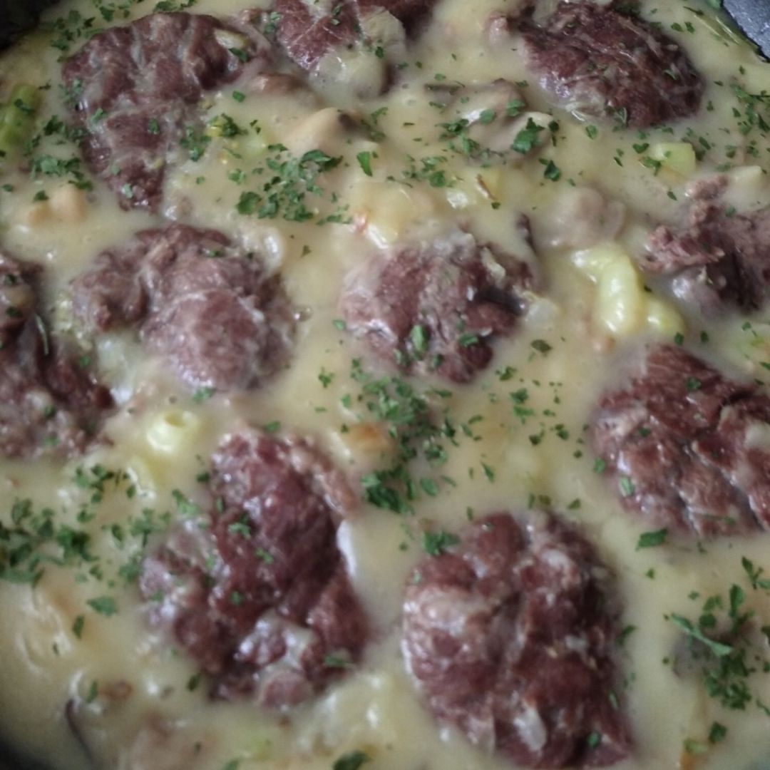 Carrilleras de cerdo con puré de patatas y setas Carrilleras de cerdo con puré de patatas y setas