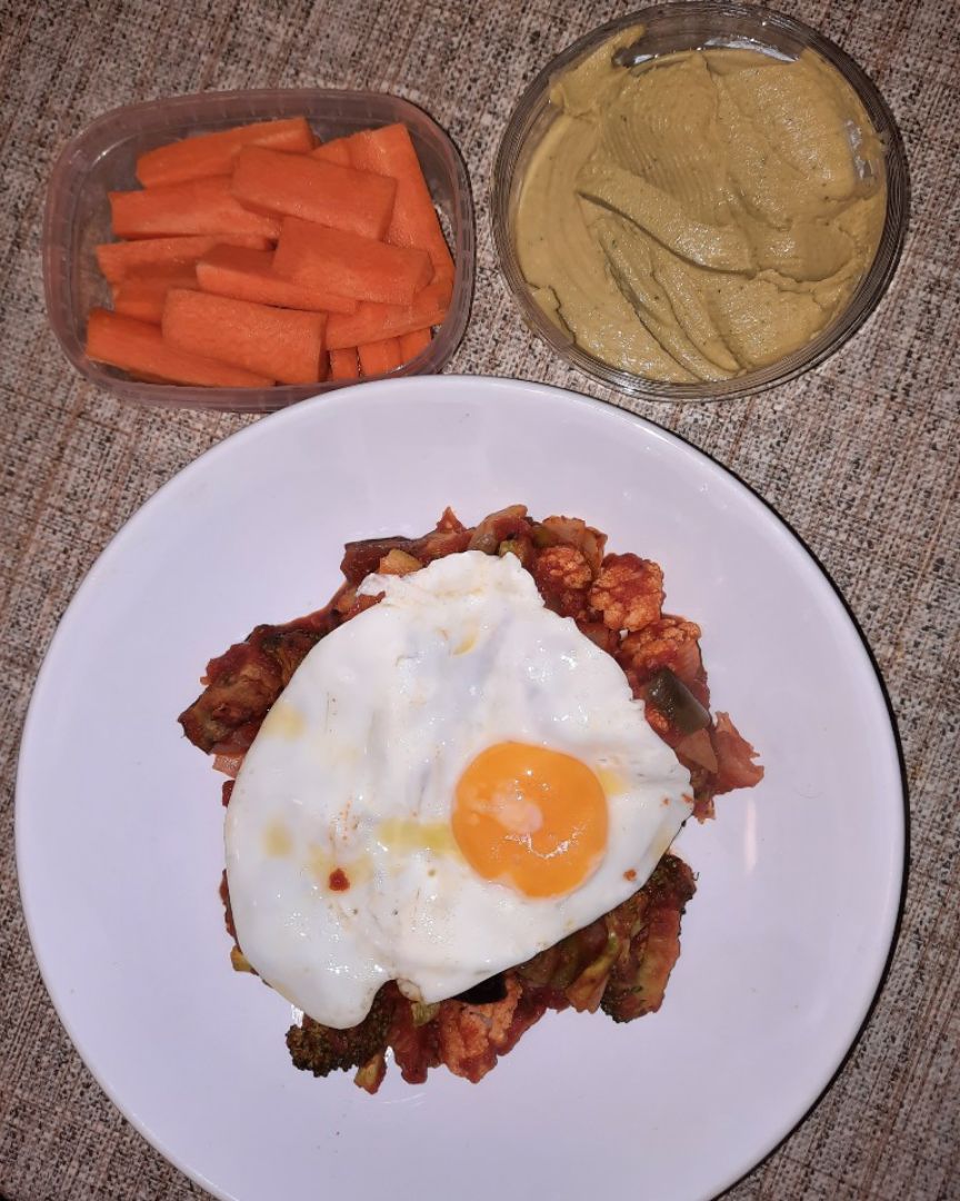 Pisto al horno con huevo y de picoteo hummus de aguacate y palitos de zanahoria 🤤 