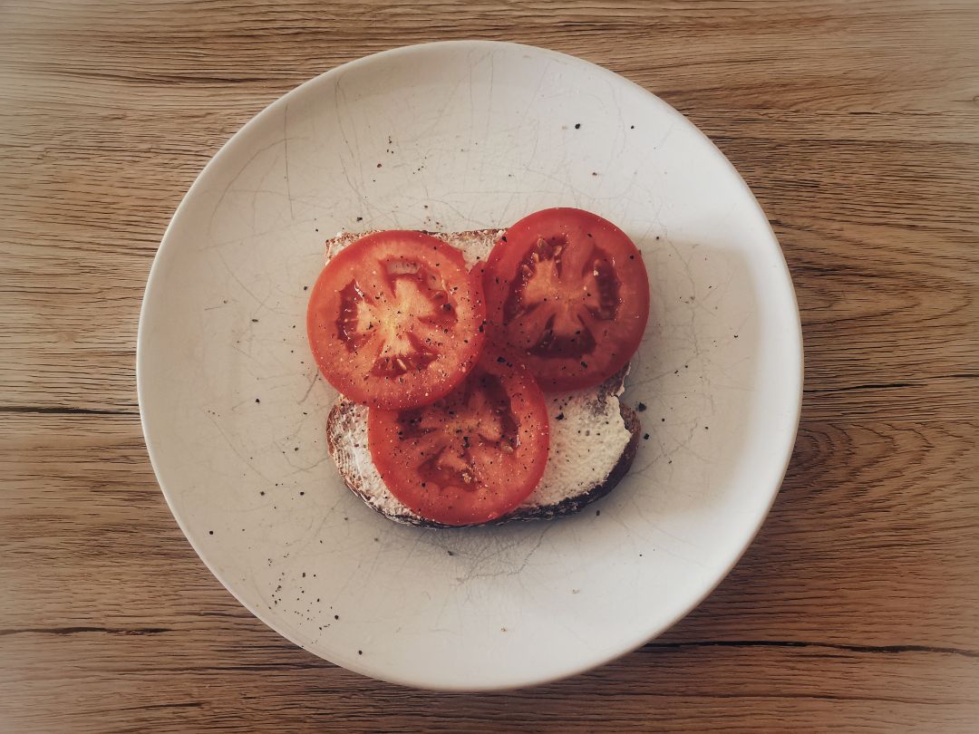 Tostada de tomate y queso ricotta