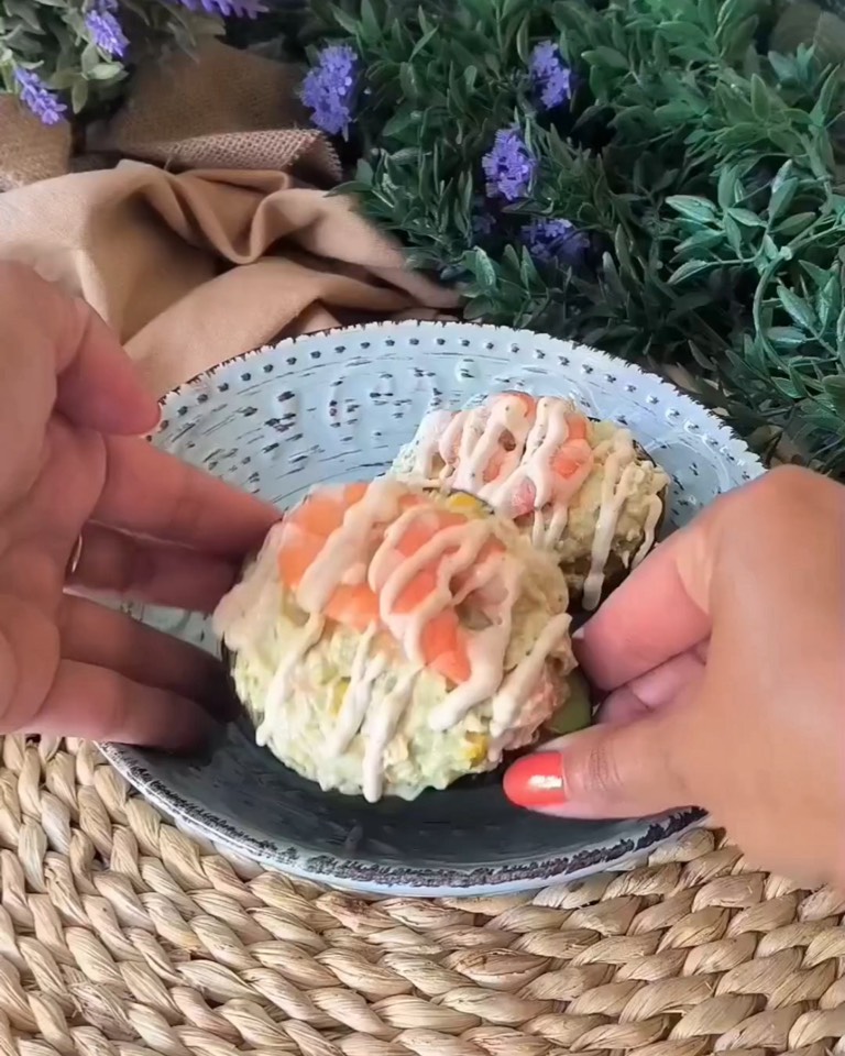 Aguacate relleno de piña y langostinos.