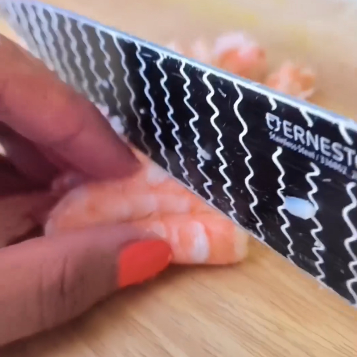 Aguacate relleno de piña y langostinos. Paso 0