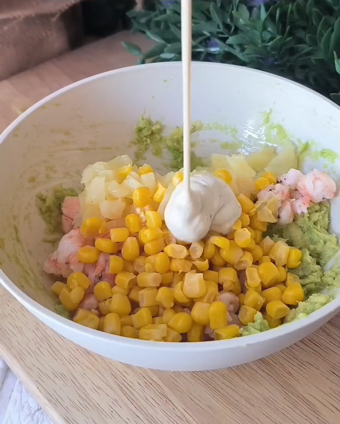 Aguacate relleno de piña y langostinos. Paso 1