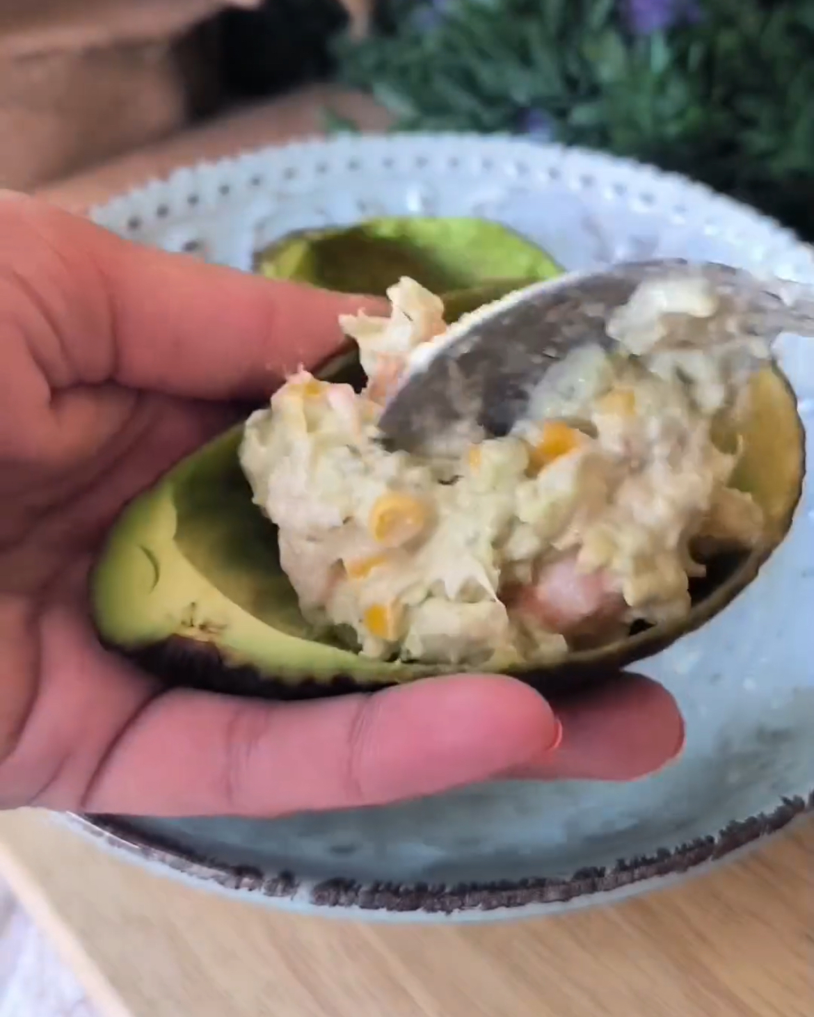 Aguacate relleno de piña y langostinos. Paso 2