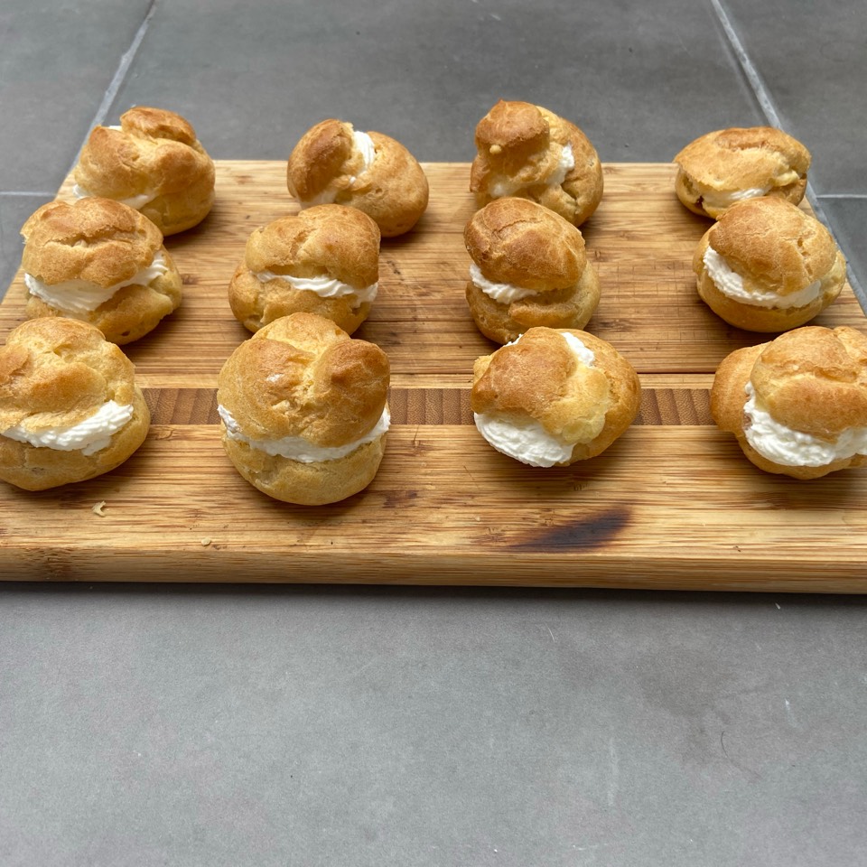 Profiteroles rellenos de nata Profiteroles rellenos de nata