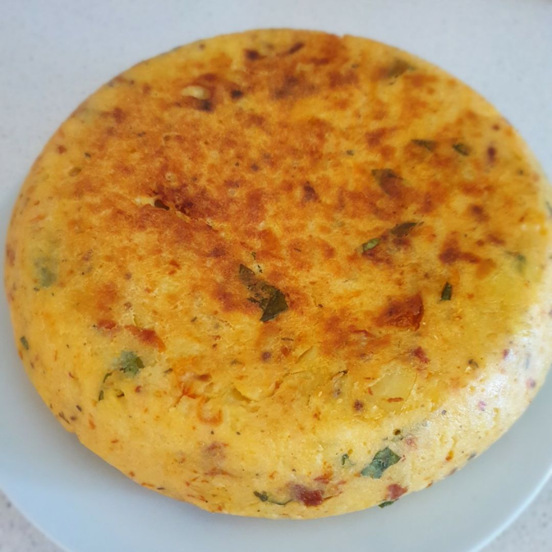 Tortilla de patatas con tomate seco, albahaca y parmesano Tortilla de patatas con tomate seco, albahaca y parmesano