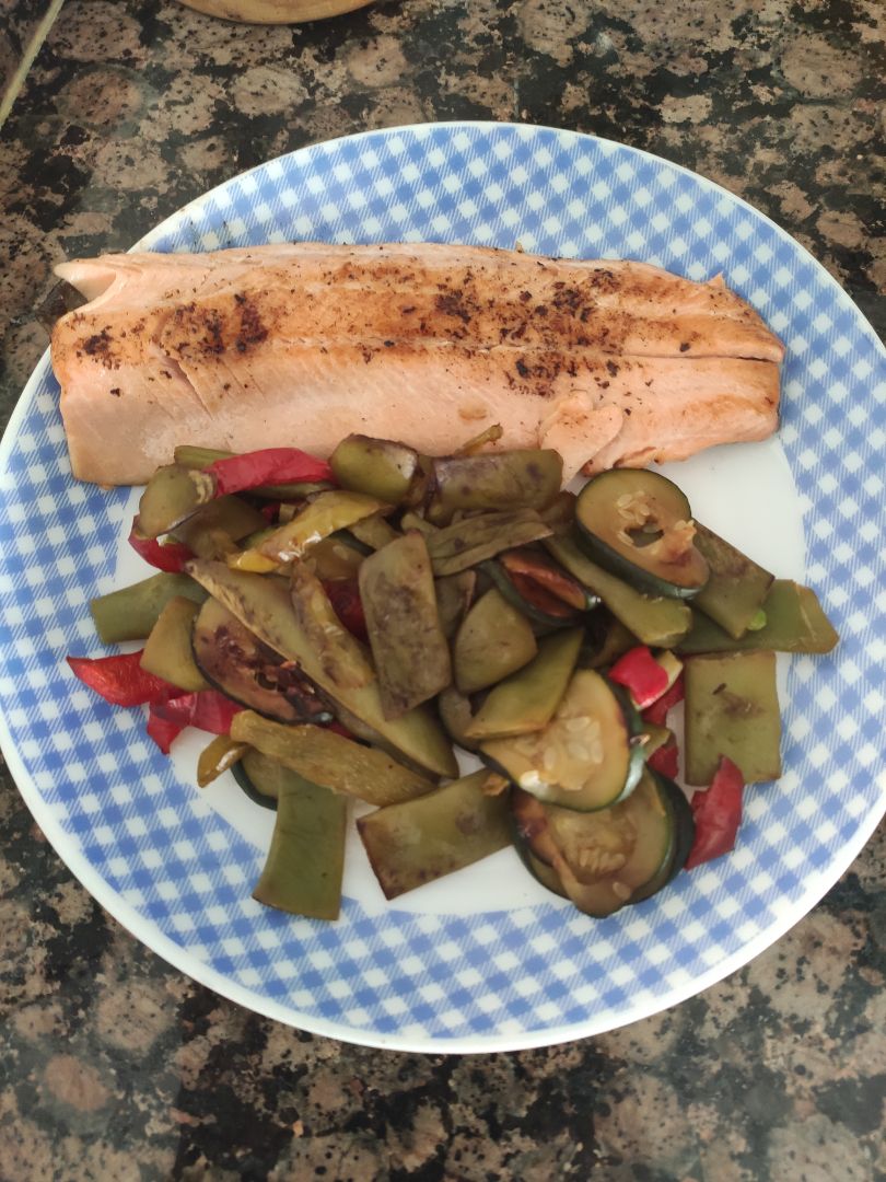 Trucha arcoiris con salteado de verduras. Trucha arcoiris con salteado de verduras.