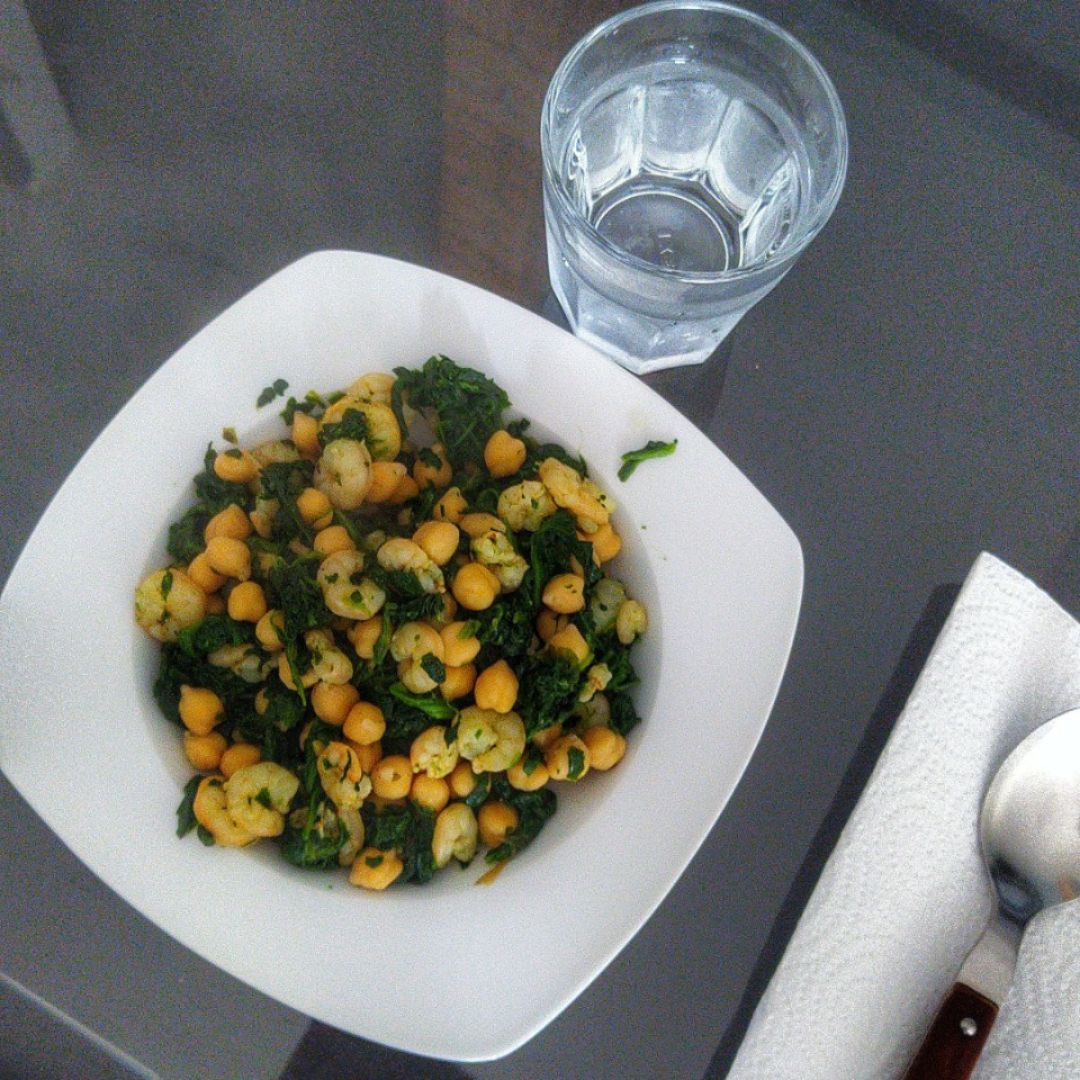 Salteado de Espinacas con garbanzos y gambas. Salteado de Espinacas con garbanzos y gambas.