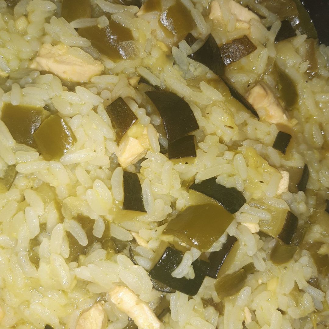 Arroz con pollo y verduras Arroz con pollo y verduras