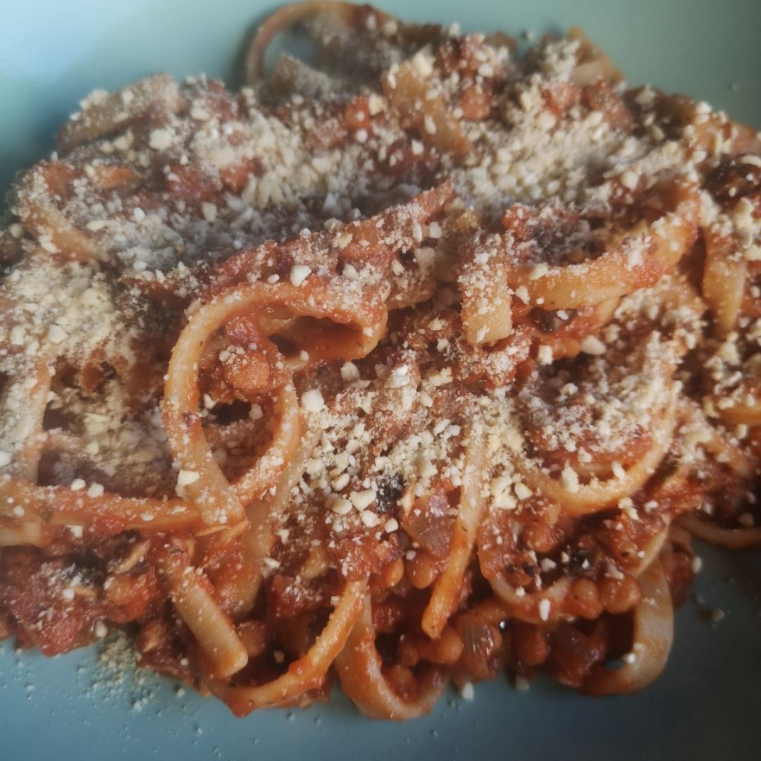 Pasta con boloñesa de lentejas y champiñones Pasta con boloñesa de lentejas y champiñones