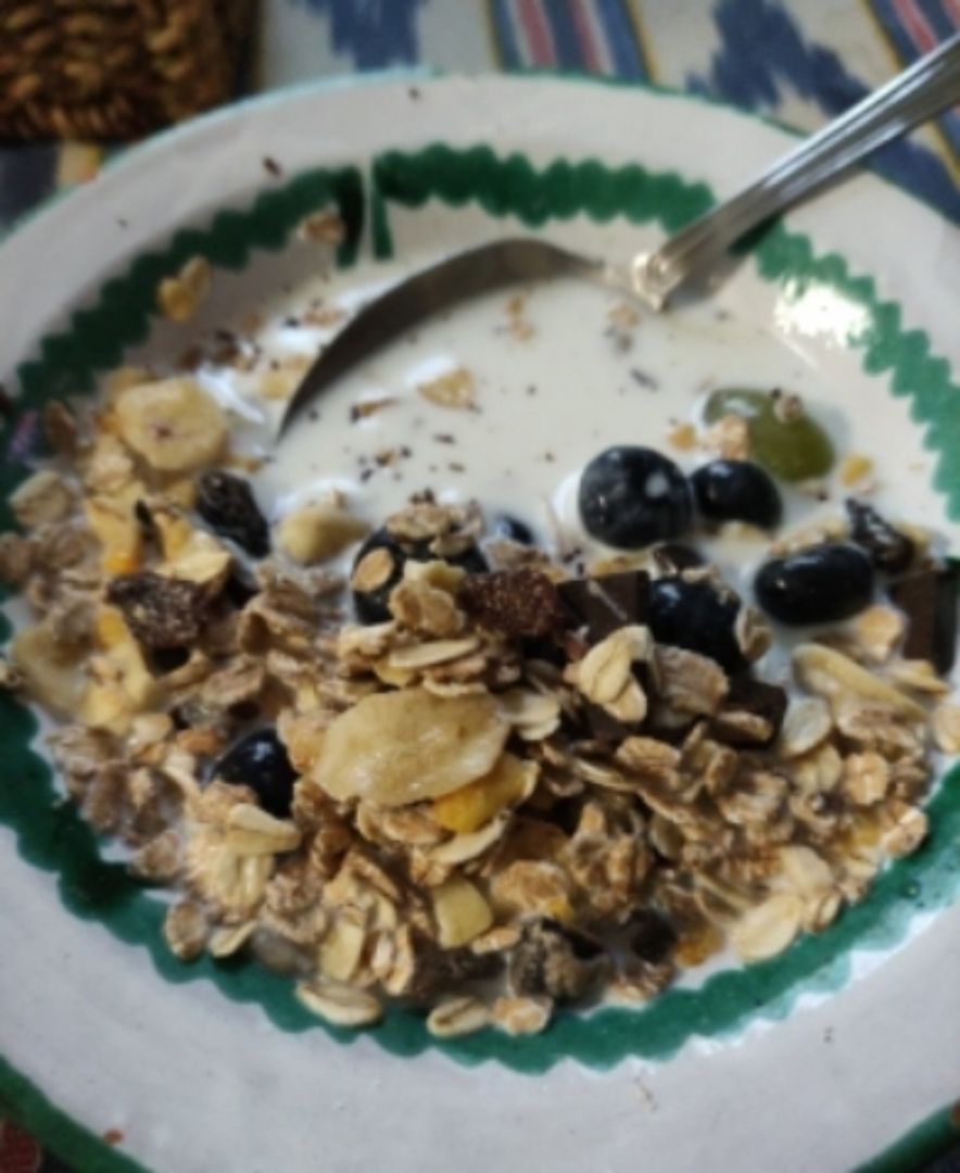 Leche con muesli y fruta Leche con muesli y fruta