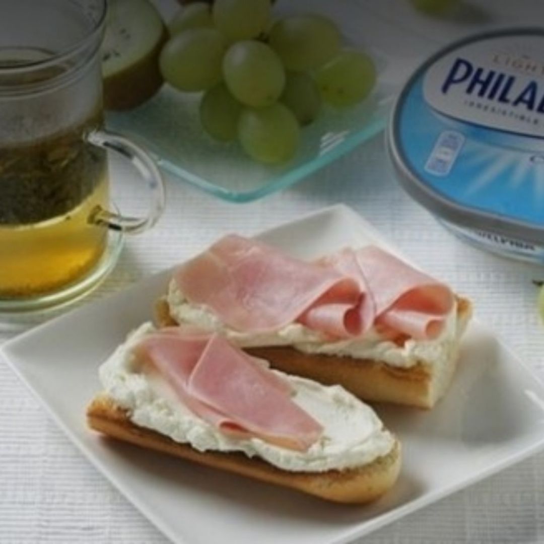 Tostada con queso y jamón cocido