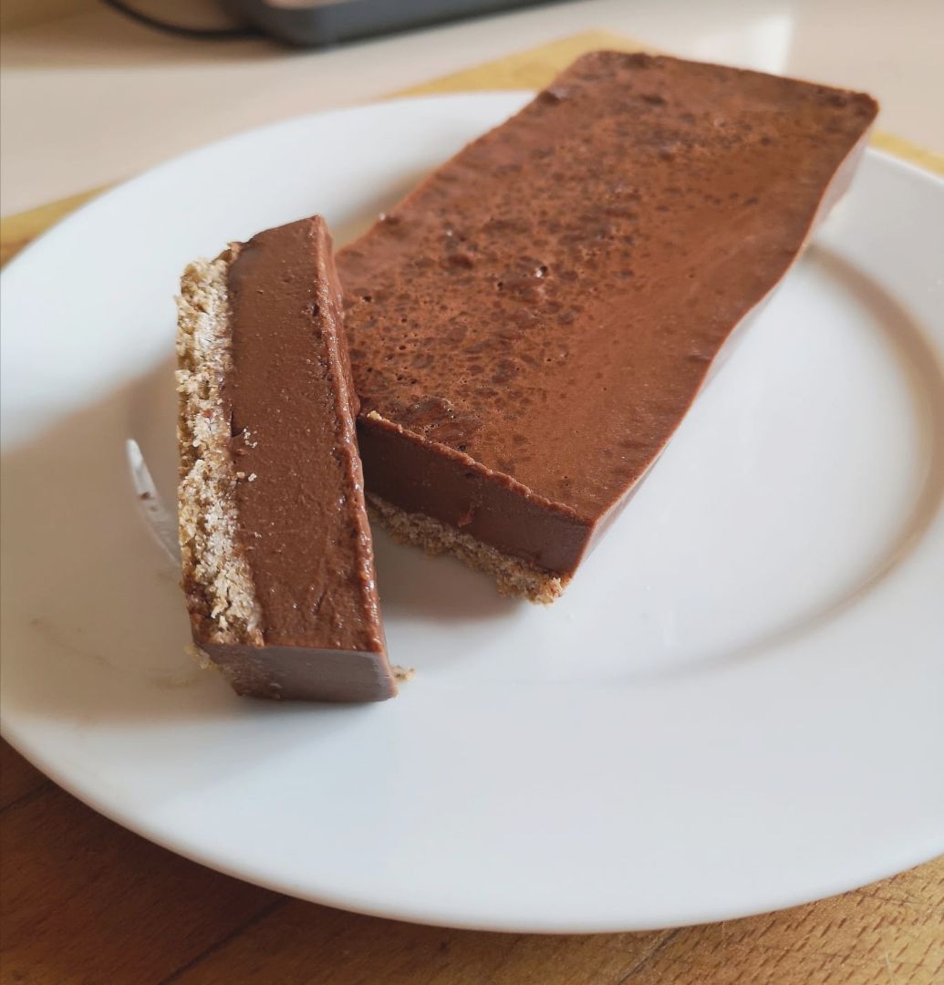 TARTA DE CHOCOLATE ALTA EN PROTEÍNAS TARTA DE CHOCOLATE ALTA EN PROTEÍNAS