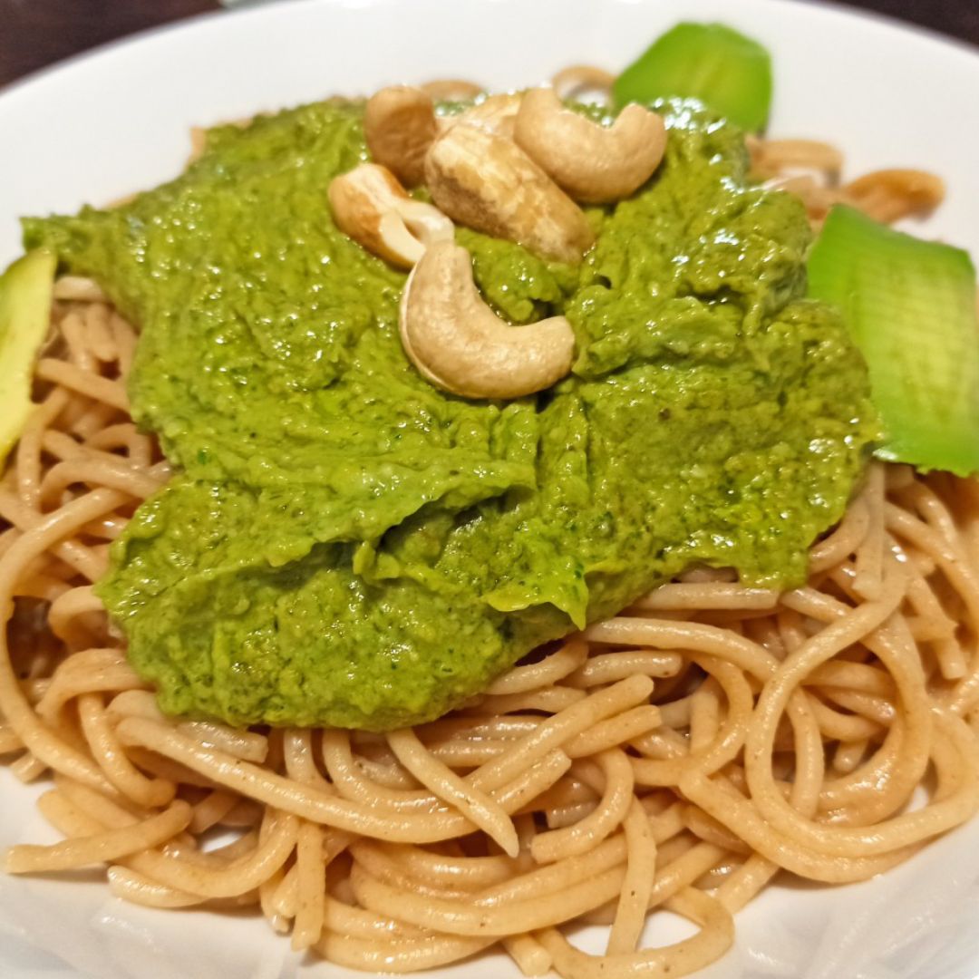 Espaguetis con pesto de anacardos y aguacate Espaguetis con pesto de anacardos y aguacate