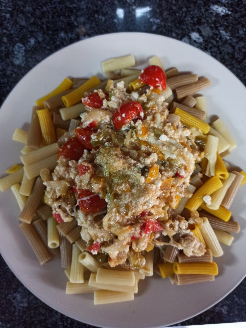 Pasta con verduras, pollo y crema de queso Pasta con verduras, pollo y crema de queso