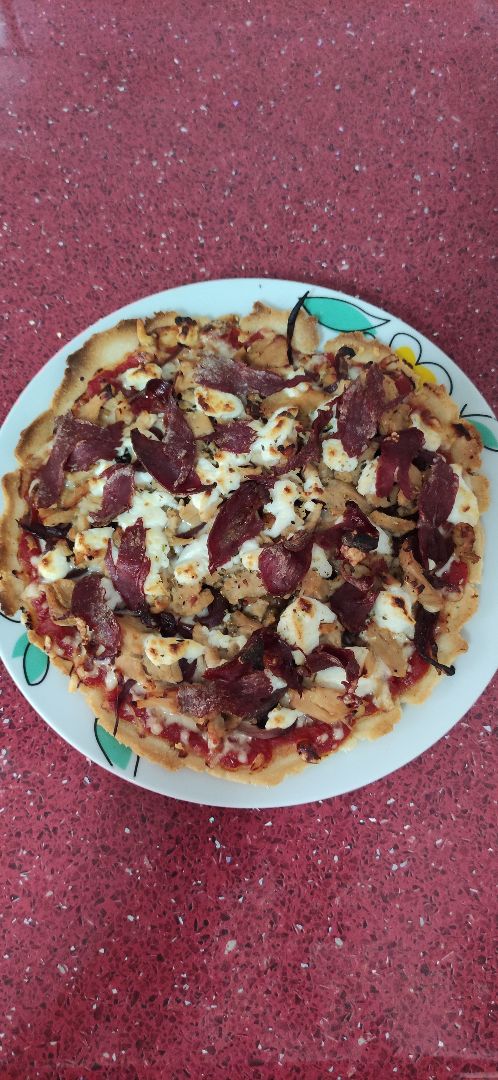 Pizza de pollo, cecina, cebolla y queso de cabra con base de harina de maíz Pizza de pollo, cecina, cebolla y queso de cabra con base de harina de maíz