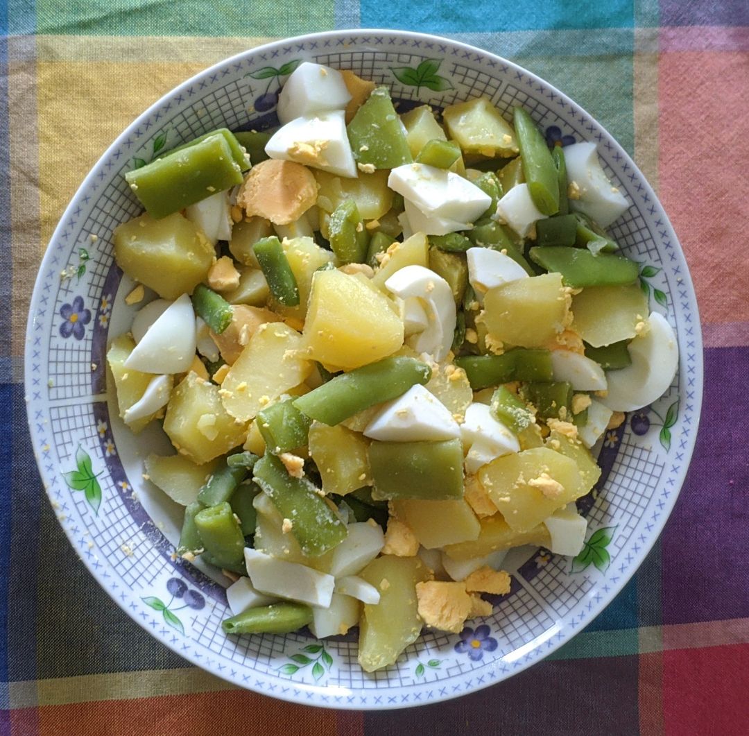 Ensalada de patata, huevo y judías Ensalada de patata, huevo y judías