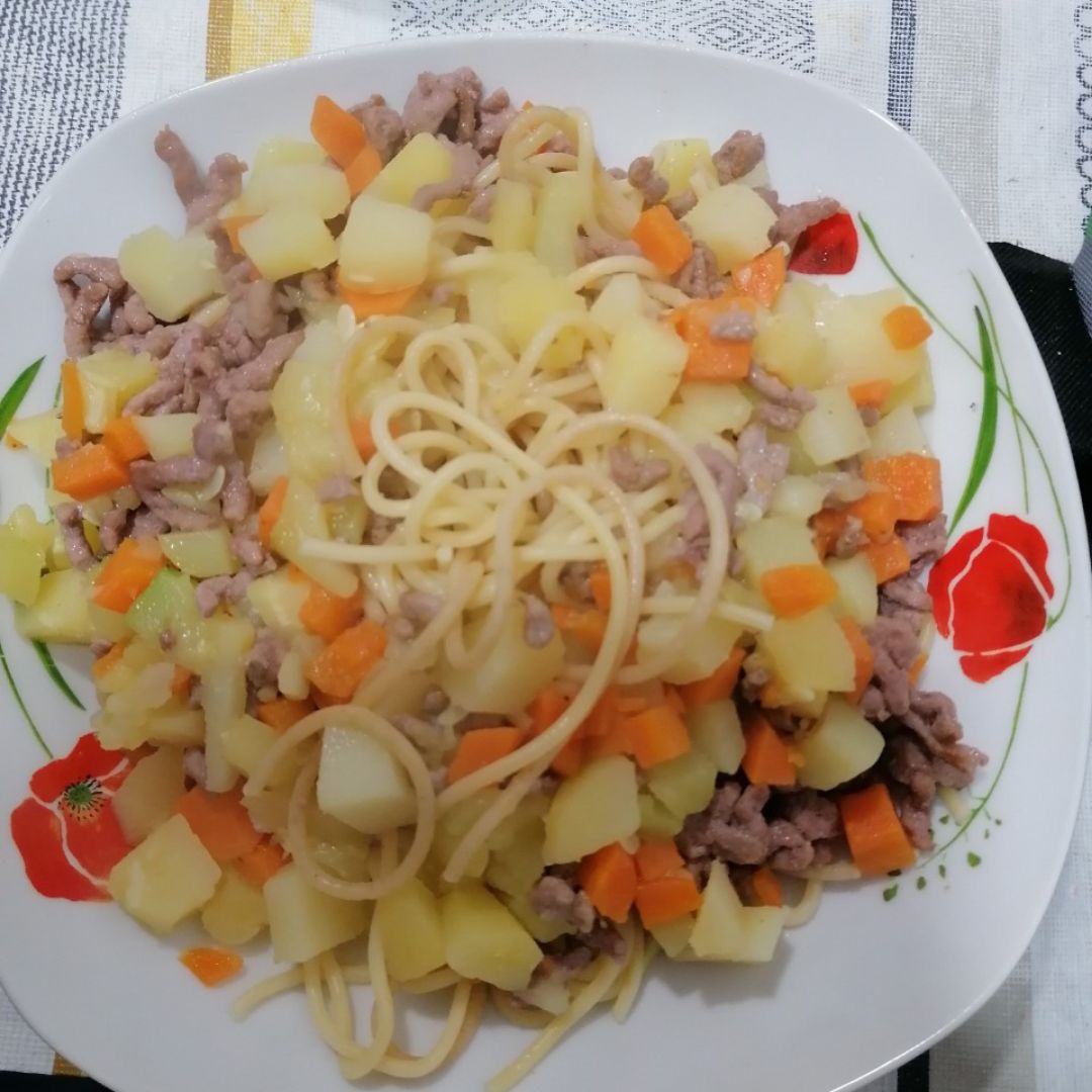 Pasta con verduritas y carne molida 