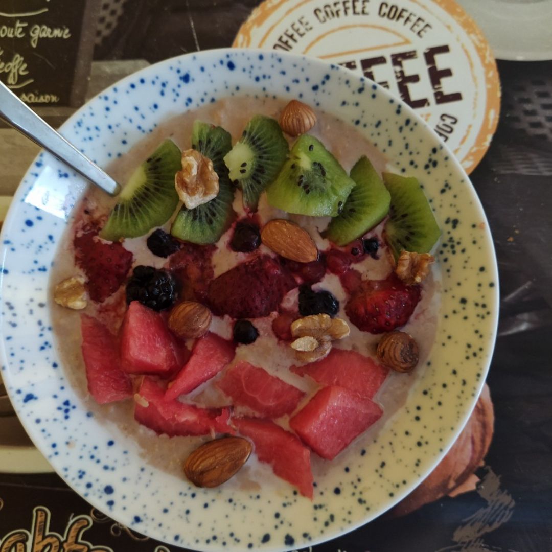 Avena con leche y fruta Avena con leche y fruta