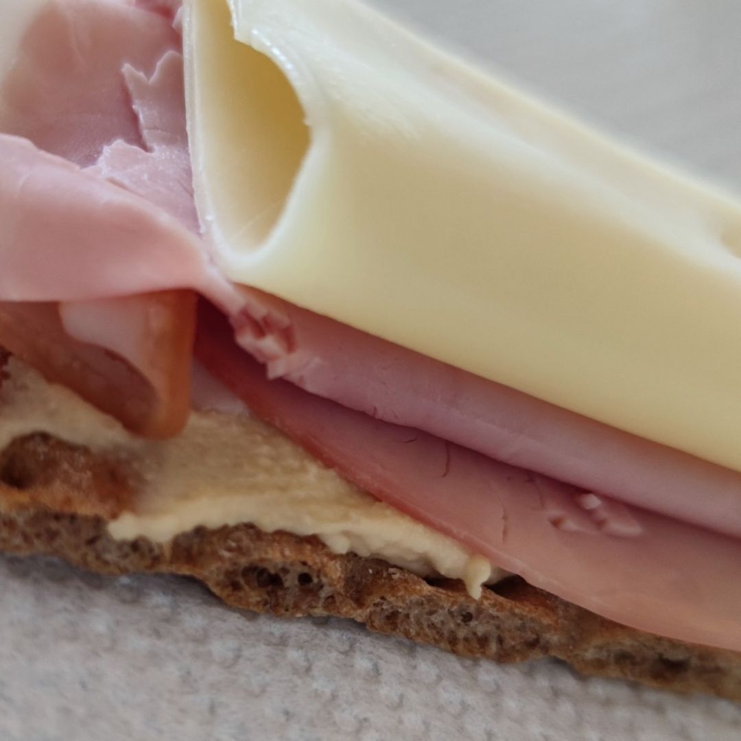Tosta de wasa, hummus, jamón y queso Tosta de wasa, hummus, jamón y queso