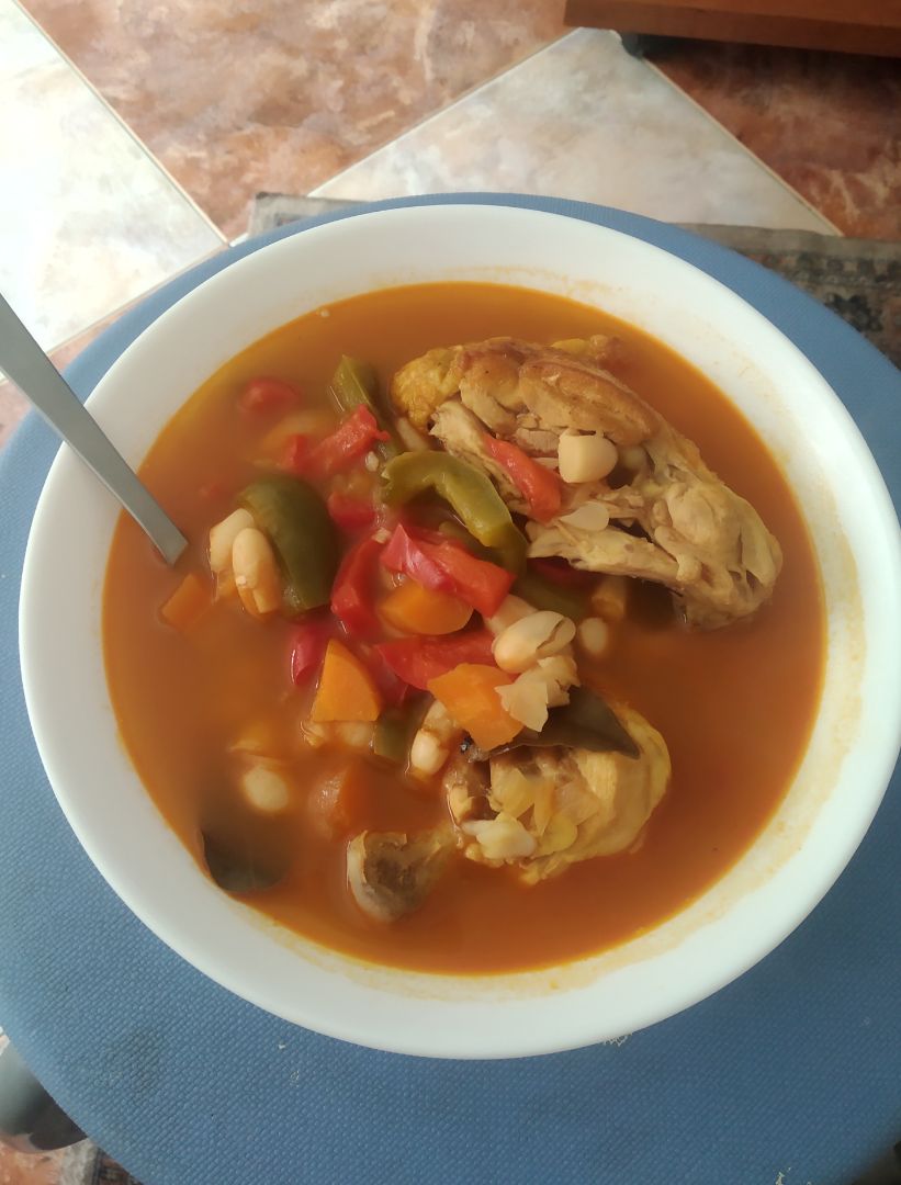 Pollo con alubias y verduras