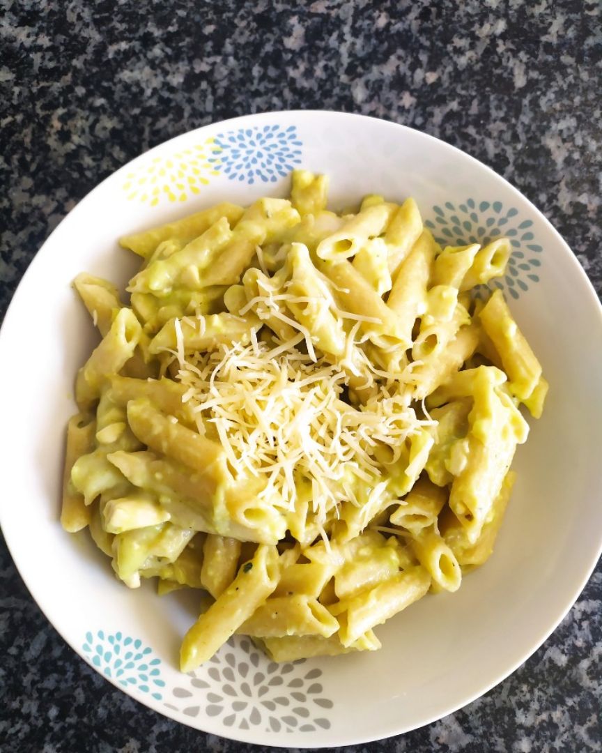 Macarrones integrales con salsa de guacamole Macarrones integrales con salsa de guacamole