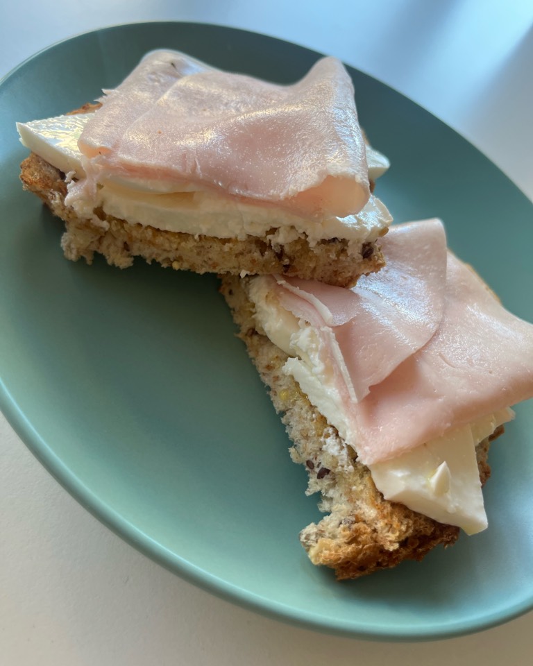 Tostada de pavo y queso fresco