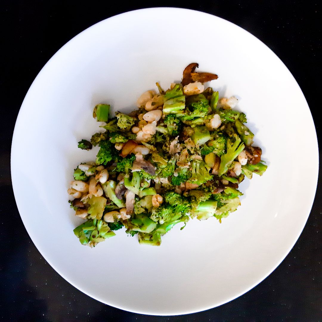 Ensalada de brécol, champiñones y alubias