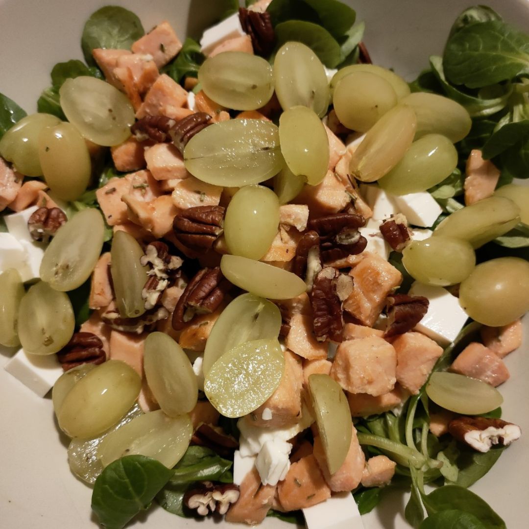 Ensalada de Salmón, uvas y nueces Ensalada de Salmón, uvas y nueces