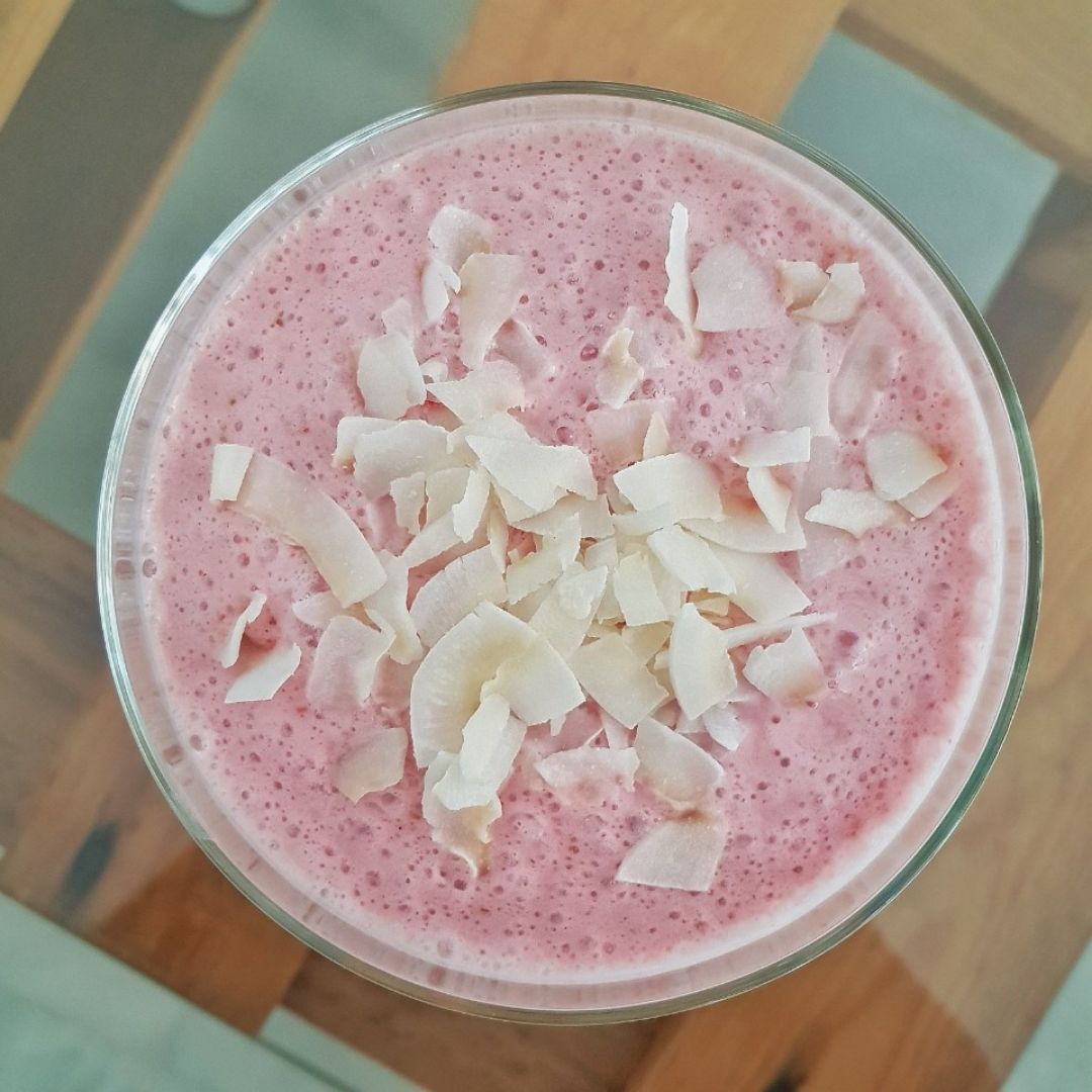 Smoothie helado de fresa y coco Smoothie helado de fresa y coco
