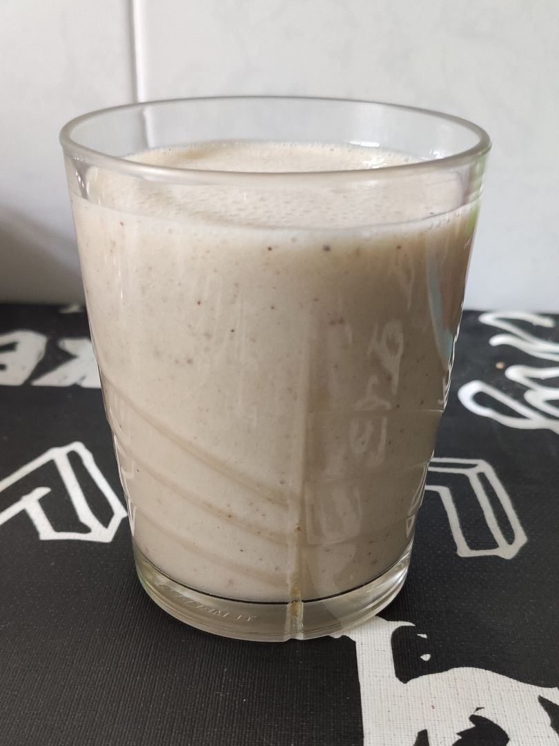 Batido de plátano con bebida de avena y nuez moscada Batido de plátano con bebida de avena y nuez moscada