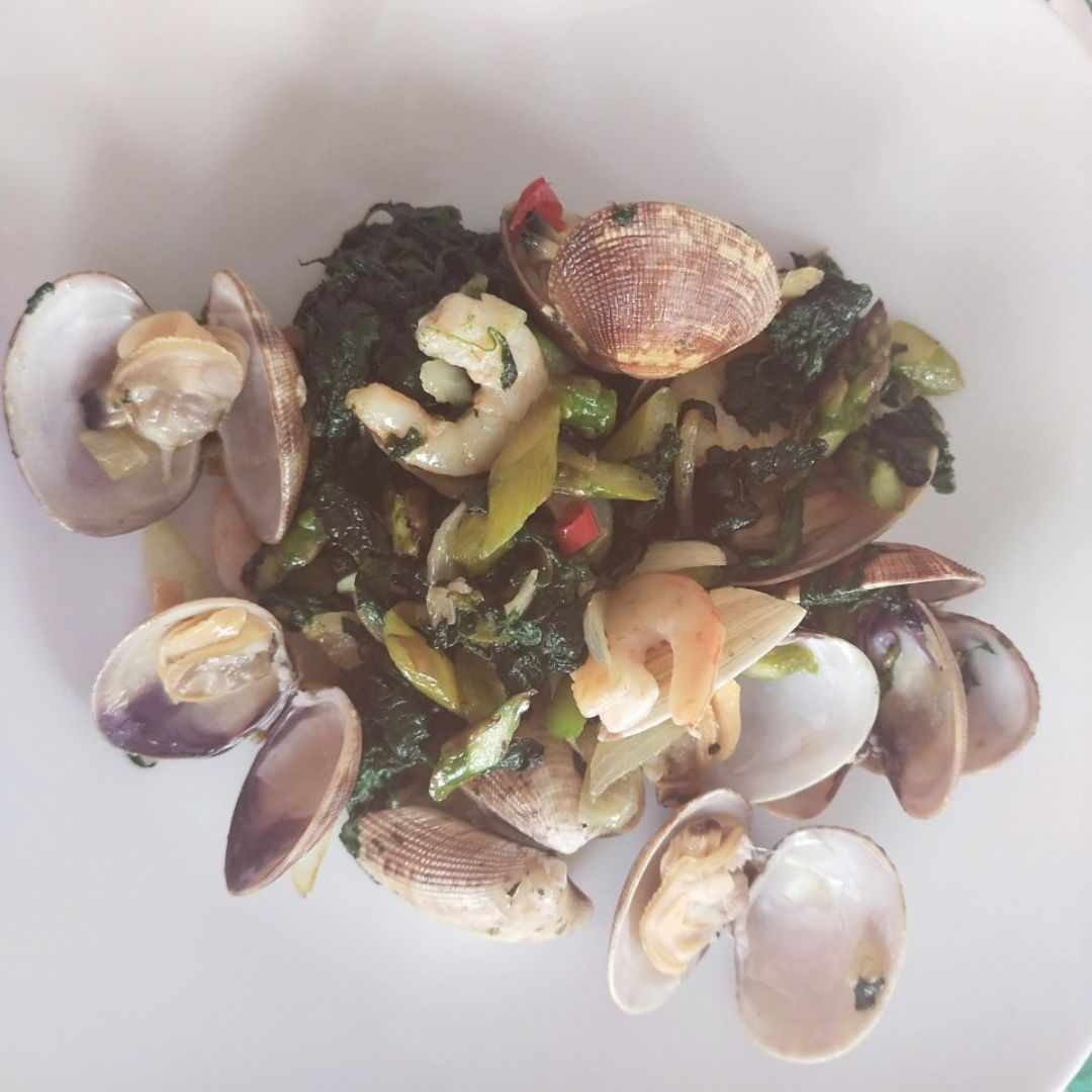 Salteado de almejas y gambas con espárragos trigueros Paso 4 Salteado de almejas y gambas con espárragos trigueros Paso 4