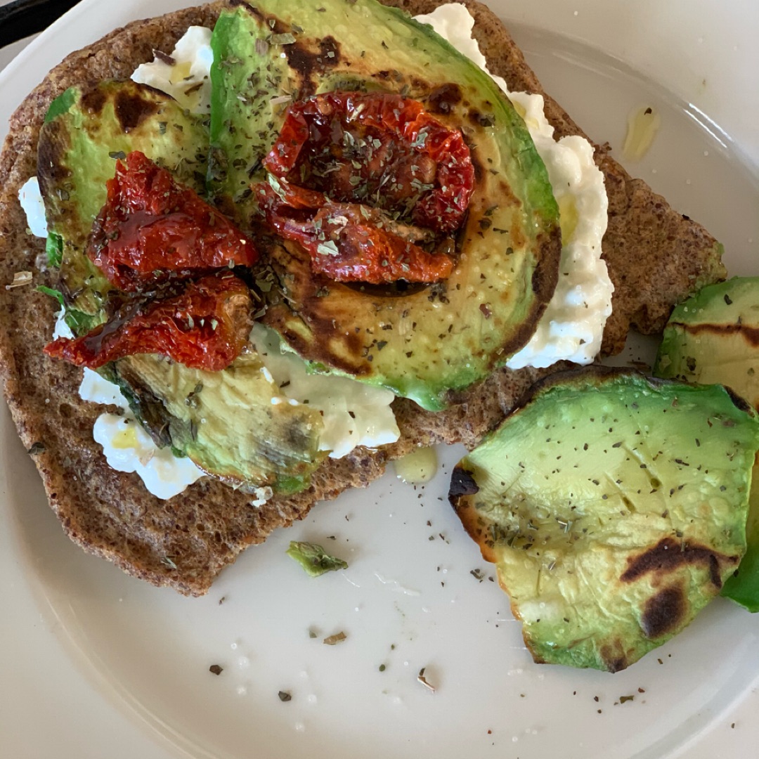 Tostada con queso, cherry y aguacate 