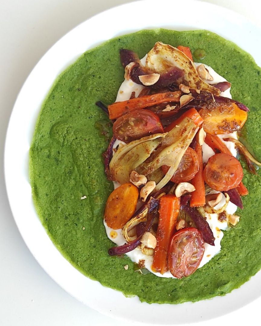 CREPÉ DE ESPINACAS, CREMA DE FETA VEGANO Y VERDURAS AL CURRI CREPÉ DE ESPINACAS, CREMA DE FETA VEGANO Y VERDURAS AL CURRI