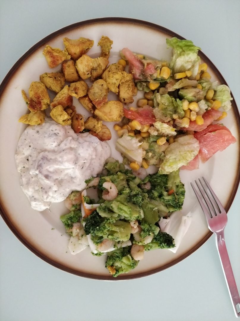 Pechuga de pollo, ensalada y brócoli con gambas, palitos y salsa de champiñones