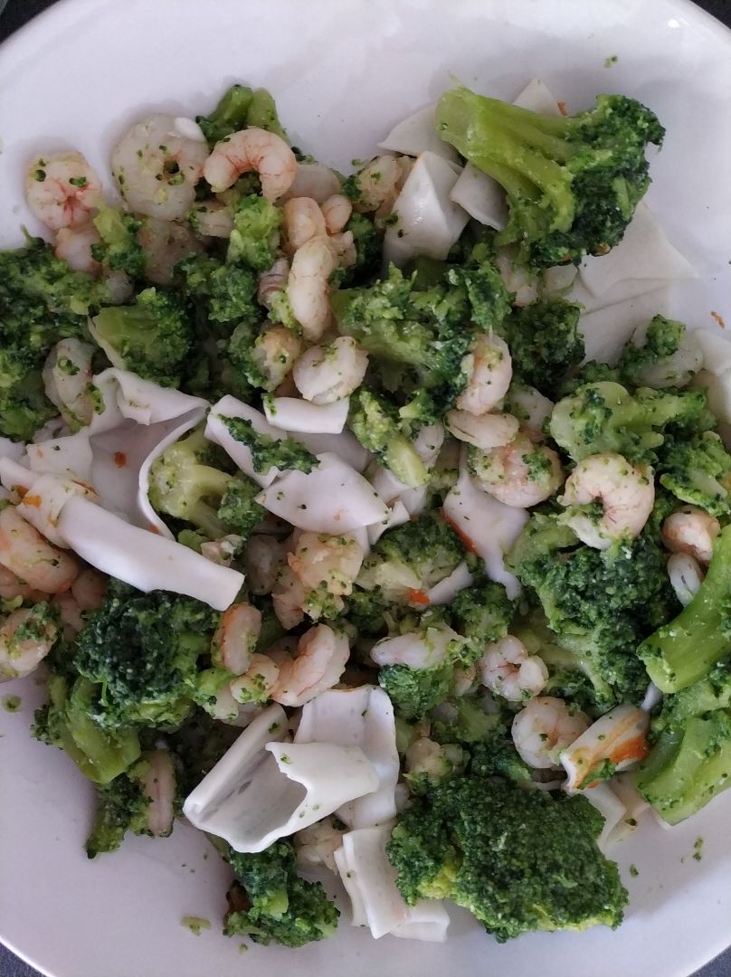 Pechuga de pollo, ensalada y brócoli con gambas, palitos y salsa de champiñones Paso 2
