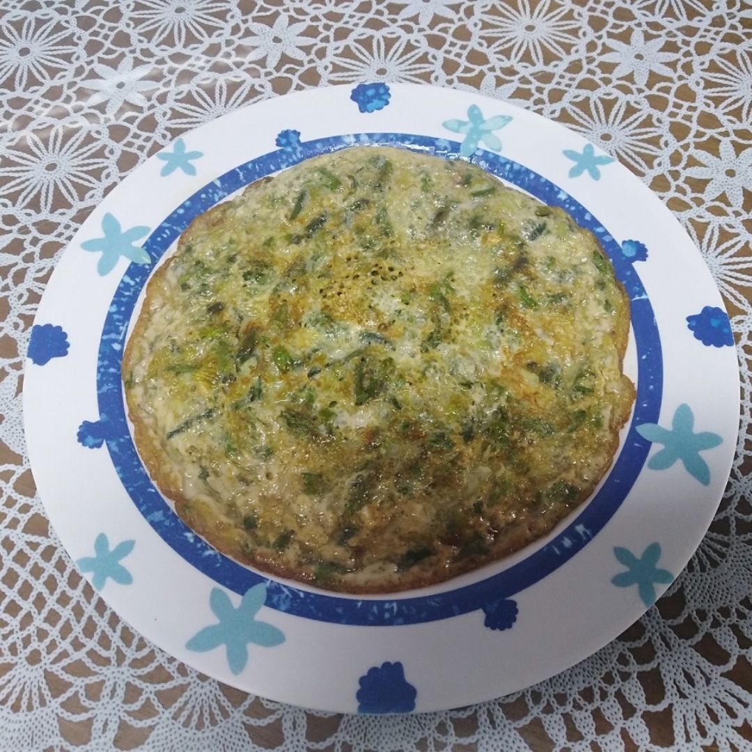 Tortilla de espárragos trigueros cebolletas y huevos de gallina🥚🥚🐔🍀 Tortilla de espárragos trigueros cebolletas y huevos de gallina🥚🥚🐔🍀