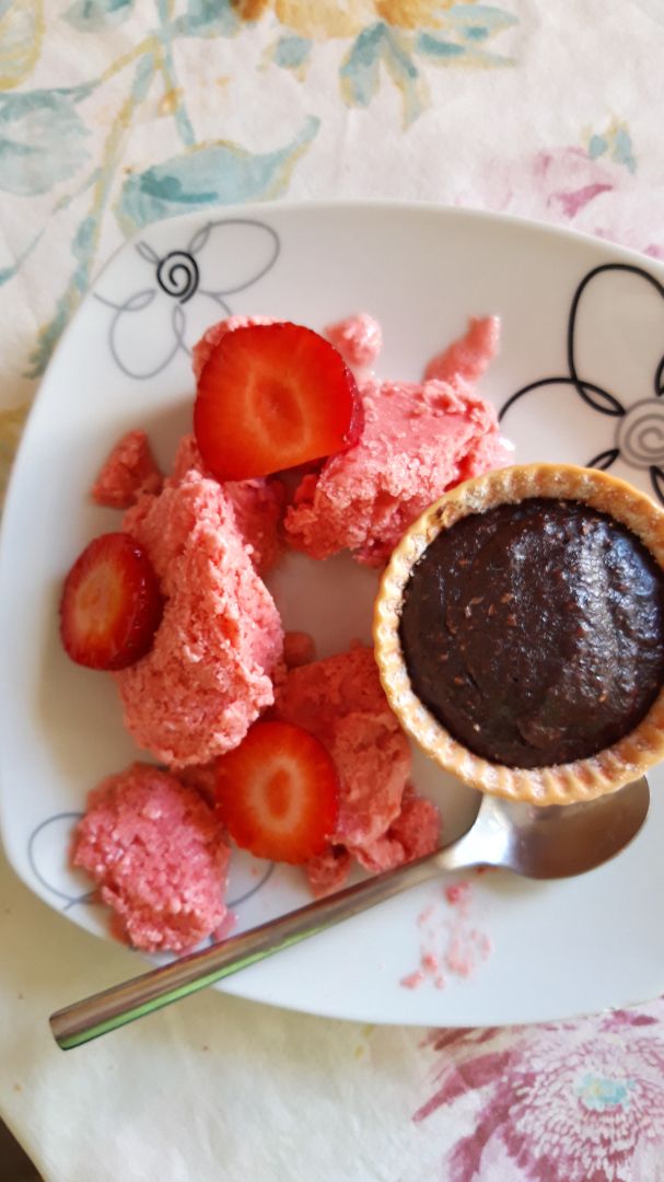 Coulant vegano con helado de fresas y frambuesas Coulant vegano con helado de fresas y frambuesas