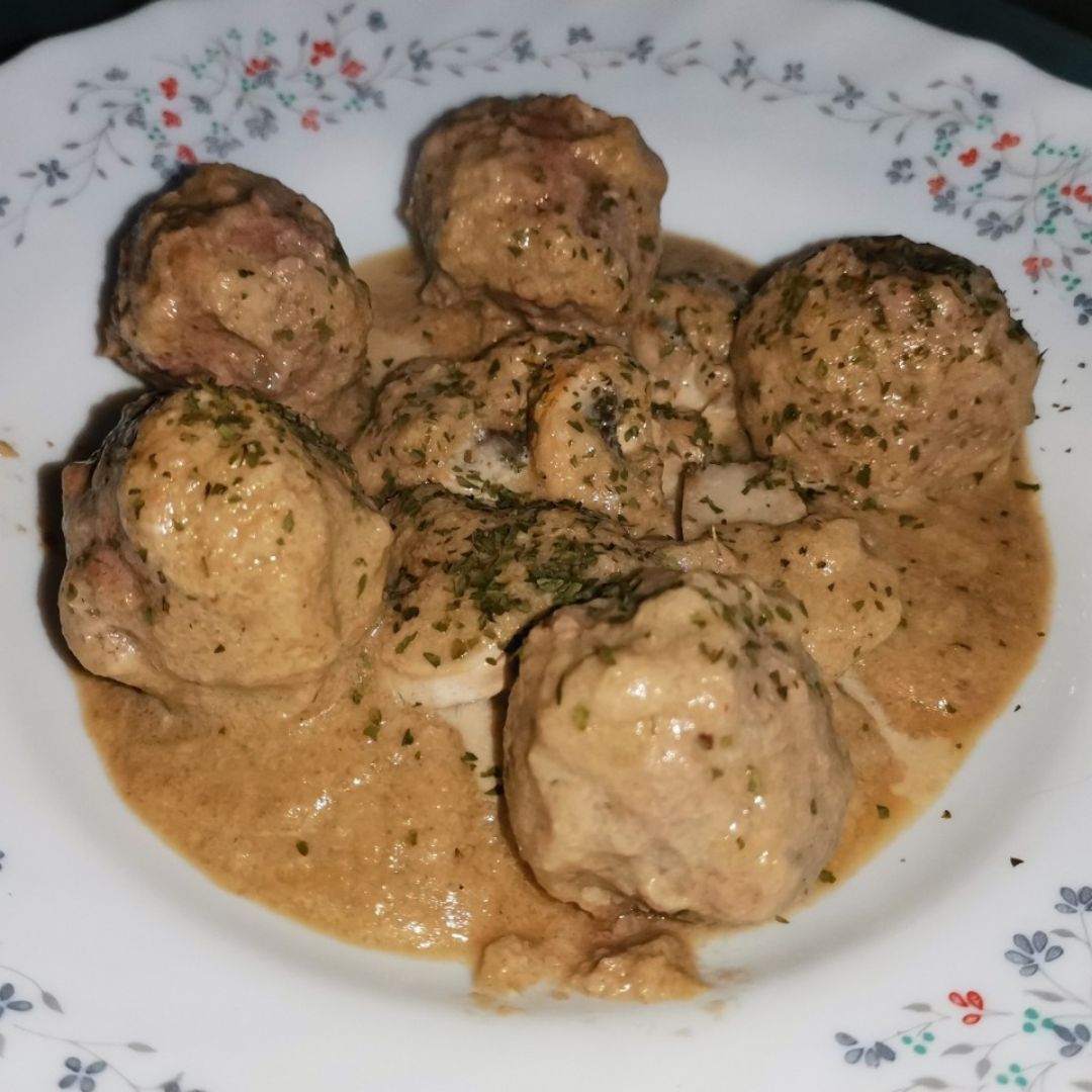 Alb贸ndigas caseras y salsa de champ馃崉帽on Alb贸ndigas caseras y salsa de champ馃崉帽on