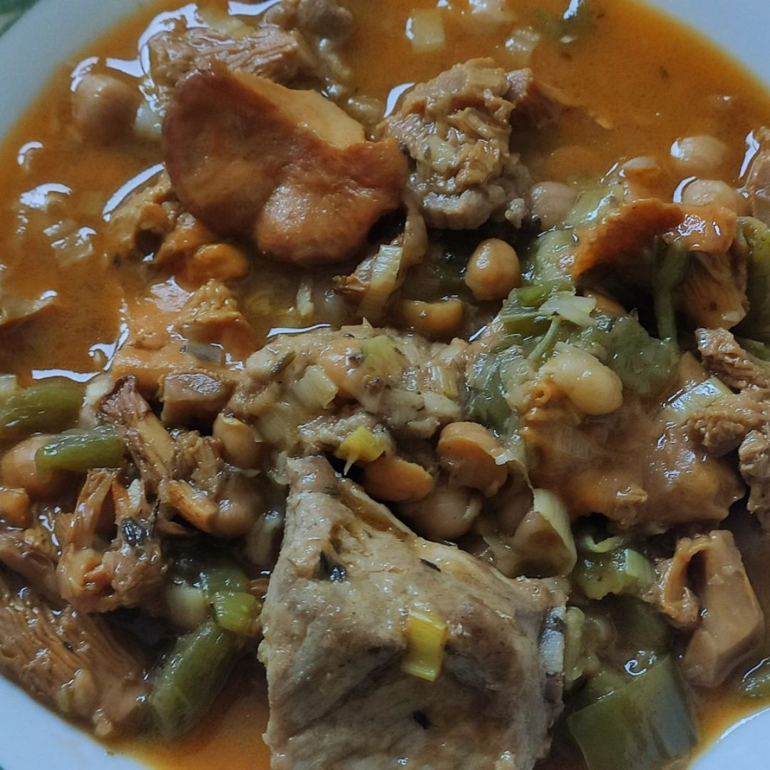 Potaje de garbanzos con costillas de cerdo y setas rebozuelo