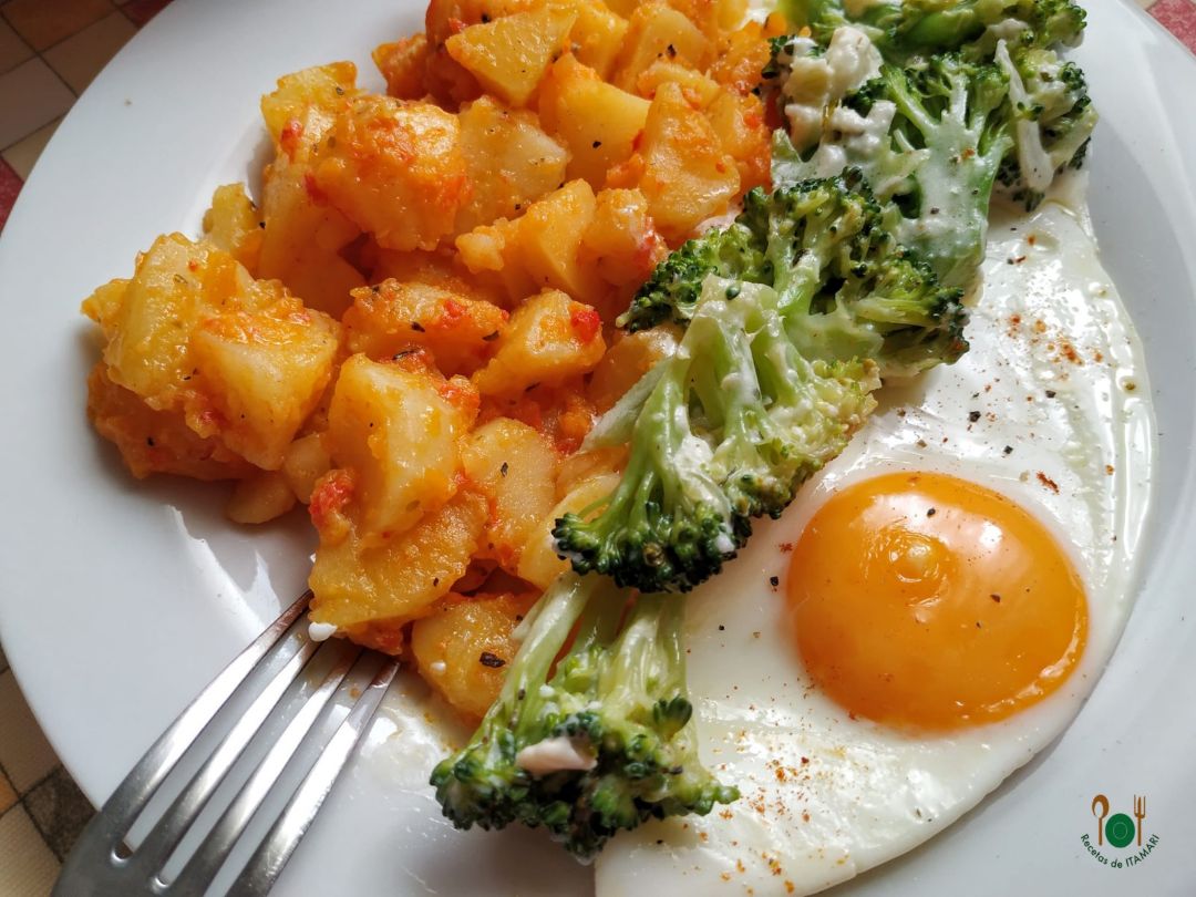 Plato combinado PATATAS REHOGADAS, BRÓCOLI Y HUEVO Plato combinado PATATAS REHOGADAS, BRÓCOLI Y HUEVO
