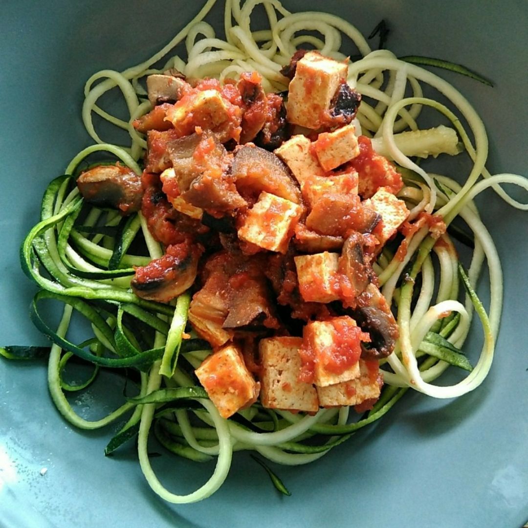 Calabacetis con boloñesa de tofu, berenjena y champis